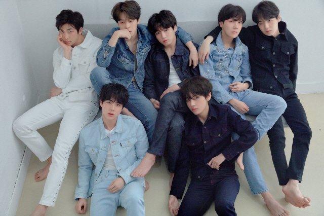 BTS proved its strength by setting up the first place on the music charts and the songs on the music charts at the same time as the comeback.BTS released a music video for the entire song and title song FAKE LOVE of its third full-length album, LOVE YOURSELF Tear, on various music sites at 6 p.m. on the 18th.On the day, BTS ranked first in six music sites including Bucks, Mnet, Naver Music, Soribada and Monkey 3, including Muskmelon, the largest music source site in Korea, just an hour after the soundtrack was released.In addition, Muskmelon and Bucks Music ranked the top 10 songs on this album, including Unsold Heart, 134340, Paradise, Love Maze, and Magic Shop.In particular, Bucks Music has been the song of BTS from the top to the top 11.BTS new album title song FAKE LOVE is a song by an aunt hip-hop genre in which Grunge Rock guitar sound and gruesome trap beats create a strange gloom, and it contains a story that realizes that love that I thought was fate was a lie.