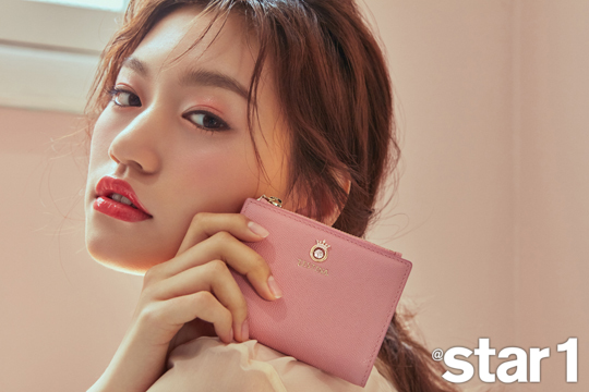 Group Weki Meki Kim Do-yeon conducted a June issue photo and interview with Star & Style Magazine At Style.In this picture, Kim Do-yeon created a fresh atmosphere where the vitality of early summer was felt.Kim Do-yeon, who is working as a project unit group space Mickey, said, In Weki Meki, it is a sister line, and in space Mickey, it is the youngest line with Yu Jung Lee.Unlike Weki Meki, I have a sense of cutness. I think I can see my cuteness. Kim Do-yeon said, When I tried various makeups, I learned about the makeup look that fits my face or image.Im a little bit underweight these days and I think my face is getting smaller on screen. I live with rice.I hope that fans will not worry about the thin appearance because I eat rice. One word that can express myself well is the possibility. I am afraid of not doing it, but I did well when I hit it.It seems to be possible in many ways, he said.Kim Do-yeon, who likes to move alone, said, It is a healing for me to go to a bookstore alone, cross a crosswalk, and use public transportation.I have a lot of everyday happiness, and when I do this, I have to lock myself up, and then I get lonely.I dont hide anymore, I go out to join people.Kim Do-yeon recently participated in the Mnet ProDeuce 48 recording and met with I.O.I members for a long time. It is the first time we have met together since the dismantling.As soon as I met, I was busy hugging each other. I stood in a large group and shouted yes, i love it, but it was very cluttered. As for the part that I would like to advise the participants of Deuce 48, they answered, It seems to be most important to do it according to your personality.Ive been shy of the camera because Im a big stranger.I was so embarrassed, but I think I could have been I.O.I. because the national producers liked it. In the June issue of At Style Magazine, you can see the story of Kim Do-yeon along with the picture of Kim Do-yeon.