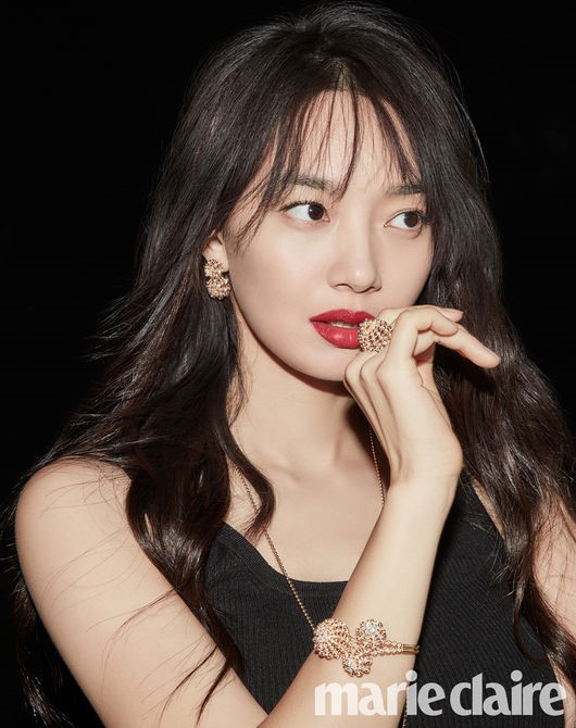 Actor Shin Min-a diverted Shining Aura rather than jewelry, drawing attention.Through the June issue of Marie Claire, Shin Min-a has produced a bold and fascinating look with a jewelry brand.Shin Min-a in the picture expresses the mysterious beauty of cactus through the color harmony of the off-shoulder top, the Lapis Lajuli, and the Chrysophrese stone that reveal the clavicle line.In addition, it is the back door that produced the ultimate femininity with the manic white suit and the elasticity of the staff.Meanwhile, Shin Min-a is reviewing his next work after Tomorrow with you, which is in close contact with Actor Lee Ji-hoon.