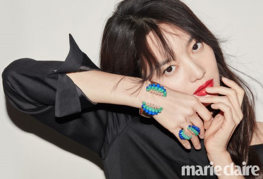 Actor Shin Min-a diverted Shining Aura rather than jewelry, drawing attention.Through the June issue of Marie Claire, Shin Min-a has produced a bold and fascinating look with a jewelry brand.Shin Min-a in the picture expresses the mysterious beauty of cactus through the color harmony of the off-shoulder top, the Lapis Lajuli, and the Chrysophrese stone that reveal the clavicle line.In addition, it is the back door that produced the ultimate femininity with the manic white suit and the elasticity of the staff.Meanwhile, Shin Min-a is reviewing his next work after Tomorrow with you, which is in close contact with Actor Lee Ji-hoon.