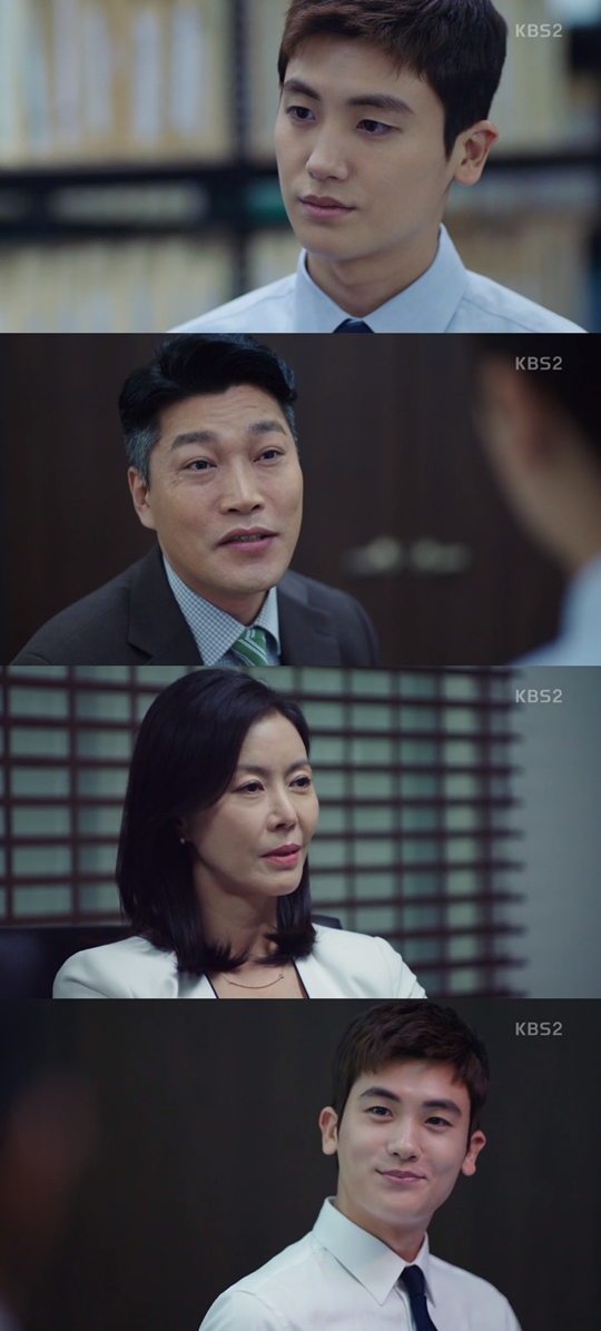There is a person who has more ability than a lawyer, but can not become a full lawyer because he does not have a lawyers license.The character of Park Hyung-sik in Suits asks about the criteria that are eligible.In the 8th KBS2 drama Suits (playplayed by Kim Jung-min and directed by Kim Jin-woo), which was broadcast on the night of the 17th, Ko Yeon-woo (Park Hyung-sik) uncovered the forgery of Bang Sang-moos education.In addition to passing the judicial notice to high school graduates, Ko Yeon-woo, who is not from law school, was notable by Miniforce Seok (Jang Dong-gun) only with his excellent memorizing ability and his ability to adapt to his term.So, Miniforce Seok hid his origin and hired him as his own.However, no matter how competent Ko was, he had no evidence of fact that he was a lawyer, which soon became a stumbling block to Kos growth path.As he took the case of Bang Sang-moo, he fell into deep agony by substituting himself into his case.In addition, Ko Yeon-woo showed a nervous appearance when he realized that he did not have his name on the list of Imjinwon of Gang & Ham law firm.Not only did Ko worry about himself, but the pressure of the surrounding people also constantly shook his Identity as a lawyer.Especially, Choi Gwi-hwa showed persistently obsessed with Identity of Ko Yeon-woo.Chae Geun-sik said, You have to wonder about your salary that does not exist anywhere. Why is that question a formal ass?I do not have a salary, I have a reality, but I have no name. Although Ko Yeon-woo showed a fairly competent appearance in a mock court with the Asssaults, Ko Yeon-woo could not be a full lawyer only because he did not have a lawyers license.However, Ko Yeon-woos ability was excellent beyond his mind, and Ko Yeon-woo began to be recognized as a lawyer with this ability.Kang Hae-yeon gradually started to look at him differently because the person who found Namyoung Paper Company was Ko Yeon-woo.In the mind of Kang Hae-yeon, he was gradually engraved with the competence of Ko Yeon-woo as a lawyer, so that he directly introduced to Shim Dae-pyo as Our new lawyer,In this society, where a person must have a certificate but is recognized as a professional qualification, the existence of a high-ranking person is constantly asking questions.