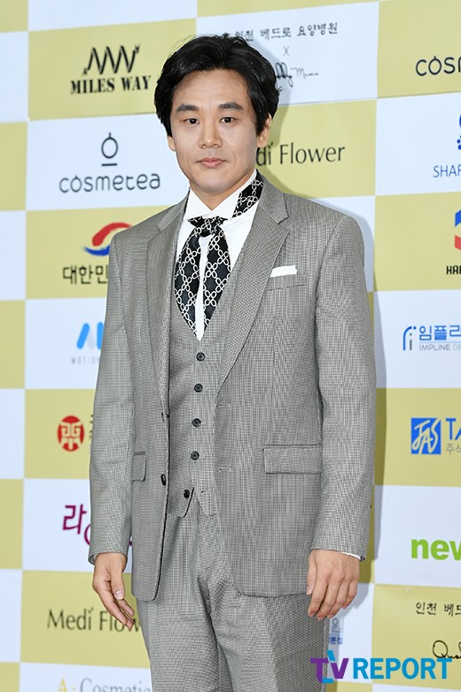 Actor Kim In-kwon attended the 23rd Chunsa Film Festival 2018 held at COEX Auditorium in Samsung-dong, Gangnam-gu, Seoul on the afternoon of the 18th.The Chunsa Film Festival is a nonprofit competitive film festival designed to honor the Passion and life of Chunsa Naungyus film. It has been a simple awards ceremony, and has been free from the Chunsa Film Award. Various programs such as awards ceremony, invitation movie screening, market and seminar are carried out.