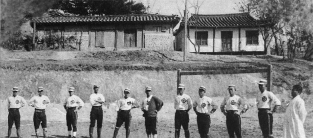 1919년 3·1운동 당시의 중앙학교 숙직실(오른쪽 건물)과 중앙학교 운동부 학생들(아래)이 사용하던 합숙소(왼쪽 건물). 교장 사택이기도 한 숙직실에서 송진우, 현상윤, 최남선, 최린 등이 천도교와 기독교 등 종교연합을 논의했다. 중앙고교 제공