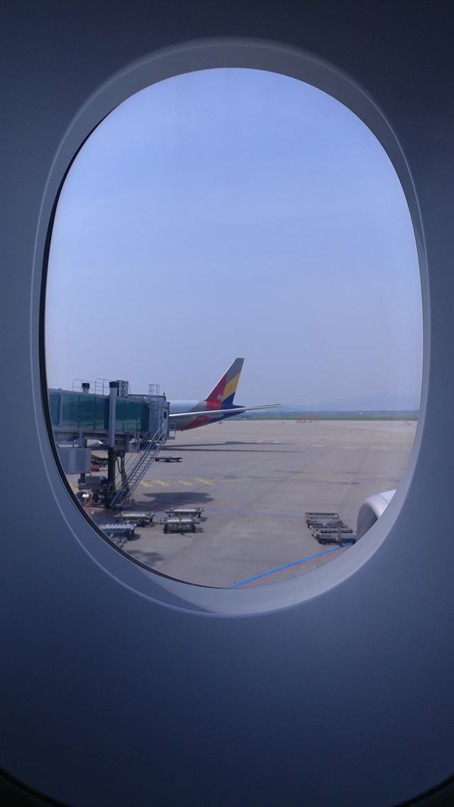 여객기 창은 기내와 외부의 기압차로 발생하는 압력을 분산시키기 위해 둥글게 제작돼 있다. 아시아나항공 제공