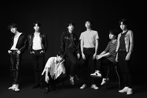 Group BTS proved its popularity by winning the former World iTunes chart with its new album LOVE YOURSELF Tear.BTS topped the iTunes Top Album charts on all 65 World regions including United States of America, the UK, Australia and Brazil on the 19th (as of 6 a.m.).The title song FAKE LOVE topped the Top Song charts in 52 regions, including DenMark, Finland and Chile.BTS released its Regular 3rd album LOVE YOURSELF Tear on the 18th and is gaining popularity by recording the number one spot on the domestic soundtrack chart as well as the line-up of the songs.Fake Love (FAKE LOVE) Music Video has achieved a milestone in exceeding 10 million and 20 million views on YouTube in the shortest period of Korean Singer in more than five minutes.