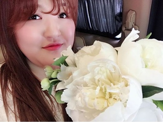 Gag Woman Lee Guk-joo has been the third person in his life to receive a bouquet.Lee Guk-joo posted a picture on his 19th day with his instagram saying, #Lee Guk-joo # Lee Ageebukeran # Thank you # Best friend # Congratulations # I am not going to you # I am in the book # I am in the book # I am in the book #Lee Guk-joo is appearing on SBS Power FM Lee Guk-joos As If Its Your Last (Live at Youngstreet, 06) and Comedy Big League.