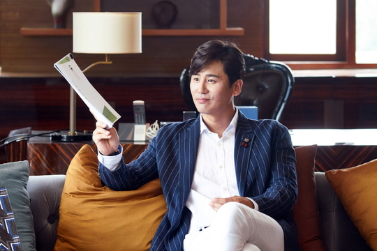 Lee Sang-yoon Xiaoguang Yu meets.TVNs new monthly drama, The Moment to Stop: About Time (playplayplay by Choo Hye-mi/director Kim Hyung-sik) unveiled the high-level business meeting scene still of Lee Sang-yoon - Xiaoguang Yu on May 19.Lee Sang-yoon was the ambitious human and dramatic realist whose biggest task on the ground was solely to succeed the company, and played the role of Doha, the chairman of the MK Groups cultural foundation, which is a grueling and deadly charm that seems to be a drop of blood even if it is stabbed.Xiaoguang Yu is an elite manager with a special appearance and a distinctive Charisma as a Chinese capital company, Sungrak Group II, and emits a heavy presence.The photo released shows Lee Sang-yoon and Xiaoguang Yu playing a short-term game in Hainan.In the drama, MK Culture Company representative Doha has a meeting with Jang Jang in Hainan to propose investment to Sungrak Group.Two people who are completely divided into one - middle businessmen erupt extraordinary force and Charisma, and they are fighting a tight battle, which causes extraordinary interest.Doha shows a somewhat nervous appearance in the meeting with Jang Jiang, but she explains the business plan with a good smile with a confident expression.Jang Jang focused on the story of Doha with a serious expression, while looking at the related documents and making an unintentional expression.Attention is focusing on the contents and results of the Big Meetings of the two managers, who have continued the English language and the Global Dialogue in Chinese, respectively.Lee Sang-yoon and Xiaoguang Yu have heightened tension by expressing the conversations and subtle fighting of businessmen at the shooting scene in the Hainan Club Med Resort suite.Lee Sang-yoon explained the business with his fluent English language skills, and showed himself as a young manager with a confident expression and a confident Attitude.Xiaoguang Yu showed off the grave of the capital company II and carefully reviewed the business proposal, while making a delicious scene with a delicate expression Acting that changed from time to time.emigration site