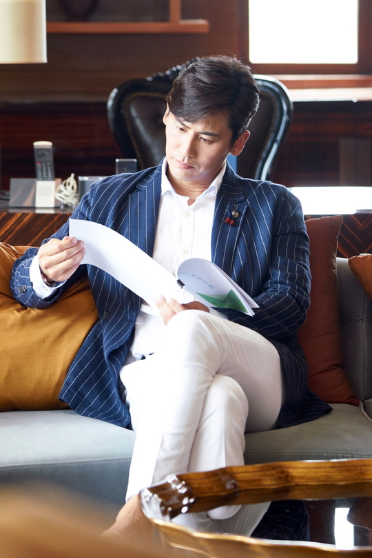 Lee Sang-yoon Xiaoguang Yu meets.TVNs new monthly drama, The Moment to Stop: About Time (playplayplay by Choo Hye-mi/director Kim Hyung-sik) unveiled the high-level business meeting scene still of Lee Sang-yoon - Xiaoguang Yu on May 19.Lee Sang-yoon was the ambitious human and dramatic realist whose biggest task on the ground was solely to succeed the company, and played the role of Doha, the chairman of the MK Groups cultural foundation, which is a grueling and deadly charm that seems to be a drop of blood even if it is stabbed.Xiaoguang Yu is an elite manager with a special appearance and a distinctive Charisma as a Chinese capital company, Sungrak Group II, and emits a heavy presence.The photo released shows Lee Sang-yoon and Xiaoguang Yu playing a short-term game in Hainan.In the drama, MK Culture Company representative Doha has a meeting with Jang Jang in Hainan to propose investment to Sungrak Group.Two people who are completely divided into one - middle businessmen erupt extraordinary force and Charisma, and they are fighting a tight battle, which causes extraordinary interest.Doha shows a somewhat nervous appearance in the meeting with Jang Jiang, but she explains the business plan with a good smile with a confident expression.Jang Jang focused on the story of Doha with a serious expression, while looking at the related documents and making an unintentional expression.Attention is focusing on the contents and results of the Big Meetings of the two managers, who have continued the English language and the Global Dialogue in Chinese, respectively.Lee Sang-yoon and Xiaoguang Yu have heightened tension by expressing the conversations and subtle fighting of businessmen at the shooting scene in the Hainan Club Med Resort suite.Lee Sang-yoon explained the business with his fluent English language skills, and showed himself as a young manager with a confident expression and a confident Attitude.Xiaoguang Yu showed off the grave of the capital company II and carefully reviewed the business proposal, while making a delicious scene with a delicate expression Acting that changed from time to time.emigration site