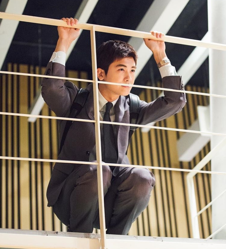 Actor Park Hyung-sik showed off her cute charm.Park Hyung-sik posted a picture on his Instagram page on May 19 with a monkey emoticon.Inside the photo was a picture of Park Hyung-sik, squatting on a railing; Park Hyung-sik stares at one, dressed in a Suits.Park Hyung-siks white skin and remorseful eyes double the cute charm like puppy.The fans who responded to the photos responded, Is not it too cute?, Good looks without ups and downs, and Where can I see it?delay stock
