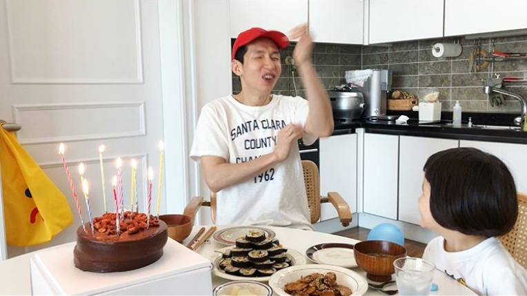 Bong Tae-gyu has celebrated his happy 38th birthday.Bong Tae-gyu wife Park Hasisi posted a picture on May 19 with an article entitled Happy Birthday My Husband (HBD MA LUV) on her instagram.The photo shows Bong Tae-gyu, who is having a good time with his wife and son Shiha, with various foods such as birthday cakes and kimbap on the table.The bright smiles of Bong Tae-gyu and Shiha are impressive.delay stock