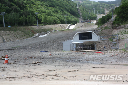 【정선=뉴시스】김태식 기자 = 19일 동계올림픽이 열린 강원 정선 알파인경기장이 폭우로 인해 폭격을 맞은 것처럼 폐허로 변했다. 2018.05.19.  newsenv＠newsis.com