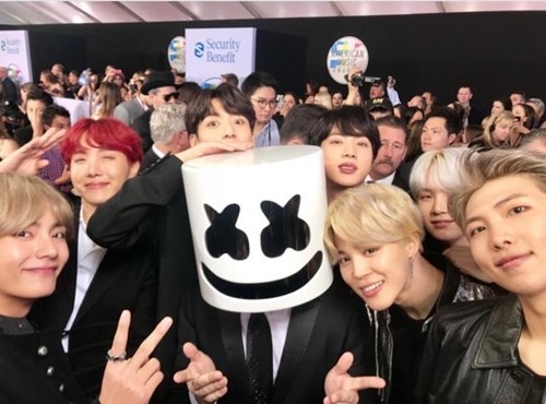 BTS is also receiving Moonlighting treatment at the 2018 Billboards Music Awards, as it has achieved its all-time performance at the same time as its comeback.BTS will unveil its new song FAKE LOVE for the first time in the 2018 Billboards Music Awards (2018 Billboard Music Awards, 2018 BBMAs) in United States of America Las Vegas on the 20th (local time).BTS is the first Korean Artist to perform at the Billboard Music Awards.In particular, BTS has a special seating arrangement at the 2018 Billboard Music Awards, which is the first seat in the center.Unlike sitting a little far from the main stage at the time of attending last year, this time, you can enjoy the Billboard Music Awards in front of world musicians such as Marshmello, Zedd and Halsey.This is a very different treatment in about a year.Here, Marshmello, Zedd, and Halsey all claimed to be fans of BTS and revealed their desire for colaboration.It is also worth looking forward to seeing them and BTS talking together in front and back places and building friendship.In addition, the 2018 Billboard Music Awards are also using the news of BTS to promote the awards ceremony.The 2018 Billboard Music Awards is showing a little seat of BTS on SNS live broadcasts, and is constantly releasing stage announcements and photos to attract fans attention.In addition, BTS has been nominated for the Top Social Artist category for the second consecutive year at the 2018 Billboards Music Awards.Again, the chances of the awards are high for the second consecutive year, despite facing pop stars like Justin Bieber, Ariana Grande, Demi Lovato and Sean Menders.Meanwhile, BTS is setting up amazing records with LOVE YOURSELF Tear, which was released at 6 pm (Korea time) on the 18th.In addition to to topping the iTunes Top Album charts in all 65 World regions including United States of America, the UK, Australia and Brazil, the title song FAKE LOVE topped the Top Song charts in 52 regions including DenMark, Finland and Chile.On the United States of America iTunes Top Song chart, all 11 songs on the new album, including FAKE LOVE #2 and Intro: Singlety #6, were named TOP 20.In all soundtrack charts in Korea, it succeeded in line up with the first place.FAKE LOVE Music Video also achieved a record of 10 million views and 20 million views on YouTube in the shortest period of the World in more than 5 minutes.Big Hit, SNS