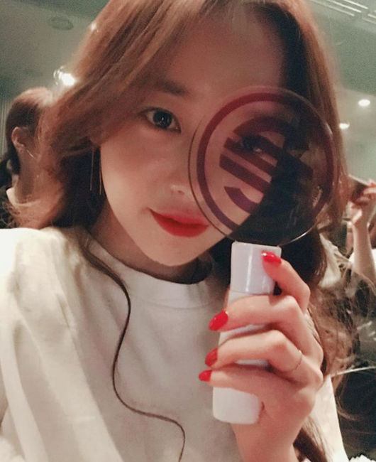 Goo Hara from Kara to watch Solid performance Celebratory photohas released the book.Today, on the 19th, singer Goo Hara posted a picture with the article Solid, Im drunk in a song through a personal Instagram account.In the open photo, Goo Hara poses with a solid support rod, and the beautiful look like a doll still caught the attention of fans.On the other hand, Goo Hara has become a hot topic by unveiling a colorful house in TVN entertainment Seoul Mates.Goo Hara Instagram capture