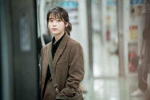 Drama, which started at 3%, showed a surge to 6% from the end of last month, and in the last episode, it recorded its highest level of 7.4% (Nilsen Korea).CJ E & M ranked first in the content impact index and Good Data Corporations TV topic evaluation Drama category ranked first.Although there were many words due to the Lolita Complex, Womens Violence, and The Witnessing Controversy at the beginning of the broadcast, My Uncle is recognized as another luxury drama with high ratings and topicality.The IU is considered to be the driving force behind this drama show.IU, who lives a life that is disconnected from the world, did not say much, but spread his emotions with his eyes and facial expressions, and viewers praised the natural acting of IU and gave an evaluation that it was different.IU, which started Acting with Drama Dream High in 2011, has appeared in Best Da Yi Sun Shin, Pretty Man, The Producers, Lovers of the Moon - Bobo Sensei, but it was difficult to choose his masterpiece.The IU succeeded in creating a representative work of Jata through My Uncle.Thanks to this, we have been reminded of popular popularity again, and we have been proud of star power by signing additional contracts with the success of Drama beyond the existing 5 ~ 6 advertising models.