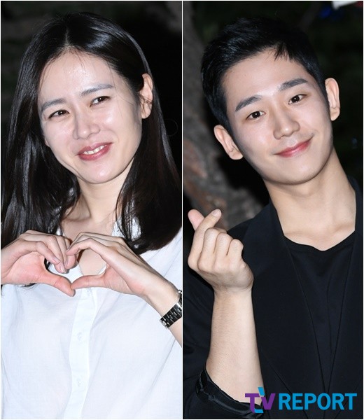 Actor Son Ye-jin and Jung Hae In attend JTBCs Bob Good Sister (directed by Ahn Pan-seok; directed by Kim Eun-seok) Party with staff at a restaurant in Susu-dong, Mapo-gu, Seoul on the afternoon of the 19th.Son Ye-jin and Jung Hae In attended the party with staff on the day, and they produced a subtle couple in white & black fashion.Especially, I thanked the fans and viewers and sent hearts to catch my attention.Son Ye-jin, Jung Hae In, and other Bob-savvy Sisters will end on the 19th as a story about a real love that will be drawn by two men and women who have just been in love.Son Ye-jin appears among huge fansSon Ye-jin splendid all-white fashionSon Ye-jin HeartSon Ye-jin Thanks for LoveJung Hae In receives plenty of fansJung Hae In All Black Party with Staff FashionJung Hae In full of fan giftsJung Hae In Pretty Hearts of a Pretty Brother