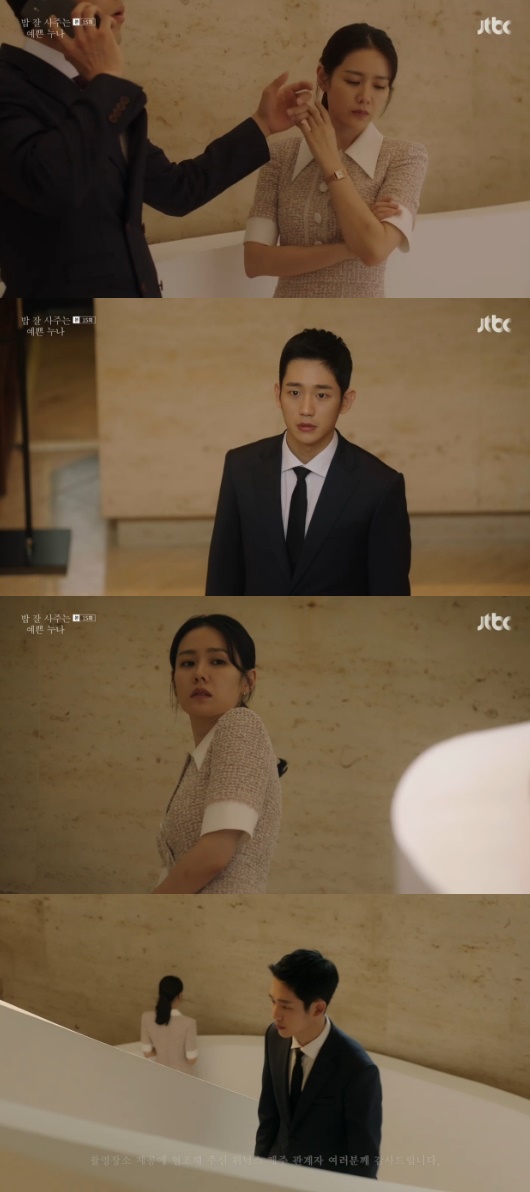 Bob-savvy sister Son Ye-jin and Jung Hae In were reunited after the breakup.JTBCs Golden Globe Drama, which was broadcast on the 18th, depicted the independent Yoon Jin-ah (Son Ye-jin), in the 15th episode of Bob Good Sister.After returning from the days trip, Seo Jun-hee (Jung Hae In) contacted Geum Bo-ra (Residents) when Yoon Jin-ah could not be reached.Seeing that Yoon Jin-ah had moved through Geum Bo-ra, Seo Jun-hee visited the Yoon Jin-ah house; Seo Jun-hee said, Why did you hide your move?You think I care about it again? What was so urgent. It was only a week. You said... you tried to get out.You were trying to help me, but Seo Jun-hee said, Whats wrong with that? Im going to do everything I can? My position is... how much more disappoint the primary, I cant do it, said Yon Jin-ah, who said the troubled situation: I cant keep doing this way.I will fall into my grass, I can not look at the eyes I expect anymore. Yoon Jin-ah tried to persuade him to not just think bad, but think calmly, but Seo Jun-hees resolve did not change.Yoon Jin-ah and Seo Jun-hee, who have since encountered each other in the elevator on Yoon Jin-ahs birthday.Seo Jun-hee secretly held Yoon Jin-ah hands, and the two laughed as they used to, with Seo Jun-hee saying: I thought of the first day of hand-holding.Im sure Yoon Jin-ah got caught first, he texted.Kim Miyeon (Gil Hae-yeon) told Yoon Jin-ah, who came home, I have promoted, so lets choose a good person and marriage in the future.Yon Jin-ah said, I never thought Id change, I told you, Im not going to bend, its going to be impossible. Then Kim Miyeon said, I dont know the embarrassing line.What is so proud of me when I meet such a child. I can not take a step of Junhee even if I wake up dead. Yoon Jin-ah left the house.Seeing Yoon Jin-ah alone, Seo Jun-hee learned about what happened at home through Yoon Seung-ho (Whiha-jun).Yoon Jin-ah met Chuck Seo Jun-hee, who had nothing to do with it, and Seo Jun-hee gave him a heartfelt gift, saying, Happy birthday.They were two happy smiles when they were in front of each other, but they were at stake. Were going to America, come with us, said Seo Jun-hee.Im not asking the company to cover up the problem. Its not necessarily a job here. I know its a lot. Im more careful and sorry, said Seo Jun-hee.It looks like someones running away, but I cant see you trying anymore, said Seo Jun-hee, who said, Lets take the hand of Yoon Jin-ah.But Yoon Jin-ah pulled his hand away and said, If it were me before, I would have followed you even if I wanted to go right now, but now I am too big.Sea Jun-hee made me an adult, said Seo Jun-hee, hugging Yoon Jin-ah. Is it really not?, but the answer Im sorry came back.Yoon Seung-hos marriage ceremony. Yoon Jin-ah was also in love with unloved love.Seo Jun-hee, who came to the marriage ceremony, witnessed the two boys together, Yoon Jin-ah and Yoon Jin-ah.Photo = JTBC Broadcasting Screen
