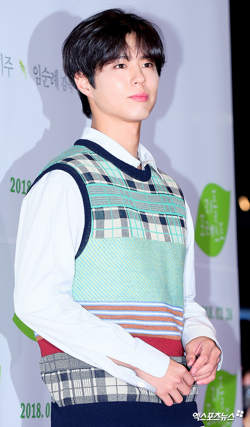 Actor Park Bo-gum has recently attracted Eye-catching with a changed Hair style.Park Bo-gum, who attended the VIP premiere of the film Burning Man on the 14th, was as much a topic as the actors who appeared.He had been a neat hair style for a while, so his long hair surprised the fans.Park Bo-gum on this day gave a different feeling from the atmosphere that had been shown in the past.He captivated Eye-catching with long side hair that could be passed behind his ears instead of a neat gurret-naru and long hair that could reach his collar.I gathered the image of Park Bo-gum, which is attractive even with long hair.I feel the energy of long hair ... VIP premiere of movie Little ForestPark Bo-gum, who attended the VIP premiere of the movie Little Forest on February 26th.While it was a neat head that revealed the forehead before, Park Bo-gum showed a natural distracted head on the day.The bangs that cover the forehead, the back hair reminiscent of a so-called bungji cut, also attracted Eye-catching.Of course, it was not a noticeable change, but over time, it seems to feel a little bit of a long hair.Geji Zone also moved out of Park Bo-gum in front of Park Bo-gum, which is mainly found when raising hair in a short MC short hair of Baeksang Arts Awards ceremony.He also digested the hair of a somewhat ambiguous captain, and he boasted a perfect visual on this day.Park Bo-gum, who won the MC of the Baeksang Arts Awards ceremony on the 3rd, appeared on the red carpet in a different way.It was a longer captains Hair style in the head of the Little Forest premiere in February.I wonder if it was because of the head that grew up noticeably on this day. Park Bo-gum thrilled fans with the main character force that would appear in genuine comics.The VIP premiere of the movie Burning Man attended after the perfect style transformation Park Bo-gum, who was in the photo zone for attending the premiere of Burning Man on the 14th, appeared as a long hairSoon the bangs that seemed to pierce the eyes and the back hair that seemed to reach the collar caught the attention from the appearance.His dark green trench coat and white tee and jeans were matched in the past, Respond, 1988 was the best of Hunnam University Student Look.Park Bo-gum, who has adhered to a short and neat Hair style with the torn up.The long-haired Hair style, which Park Bo-gum introduced on this day, was a head that could be digested because it was really Park Bo-gum.Despite his long hair, he caught his eye with an overwhelming visual.Some of them said, Is not it raising my head to prepare for the next work?The appearance of Park Bo-gum, carefully crossing the gurets behind, allowed him to feel his changed Hair style.On the other hand, not only fans but also netizens continued to speculate on the extraordinary long-haired transformation of Park Bo-gum, such as What is the first Hair style to prepare? What is the next film?As if conscious of this speculation, it was reported that the drama Boyfriend was featured on the 16th, but Park Bo-gum said, I received only the proposal.What is the sword, but Park Bo-gum is wondering what kind of hair style will be shown in the future following long hair.Photo = DB