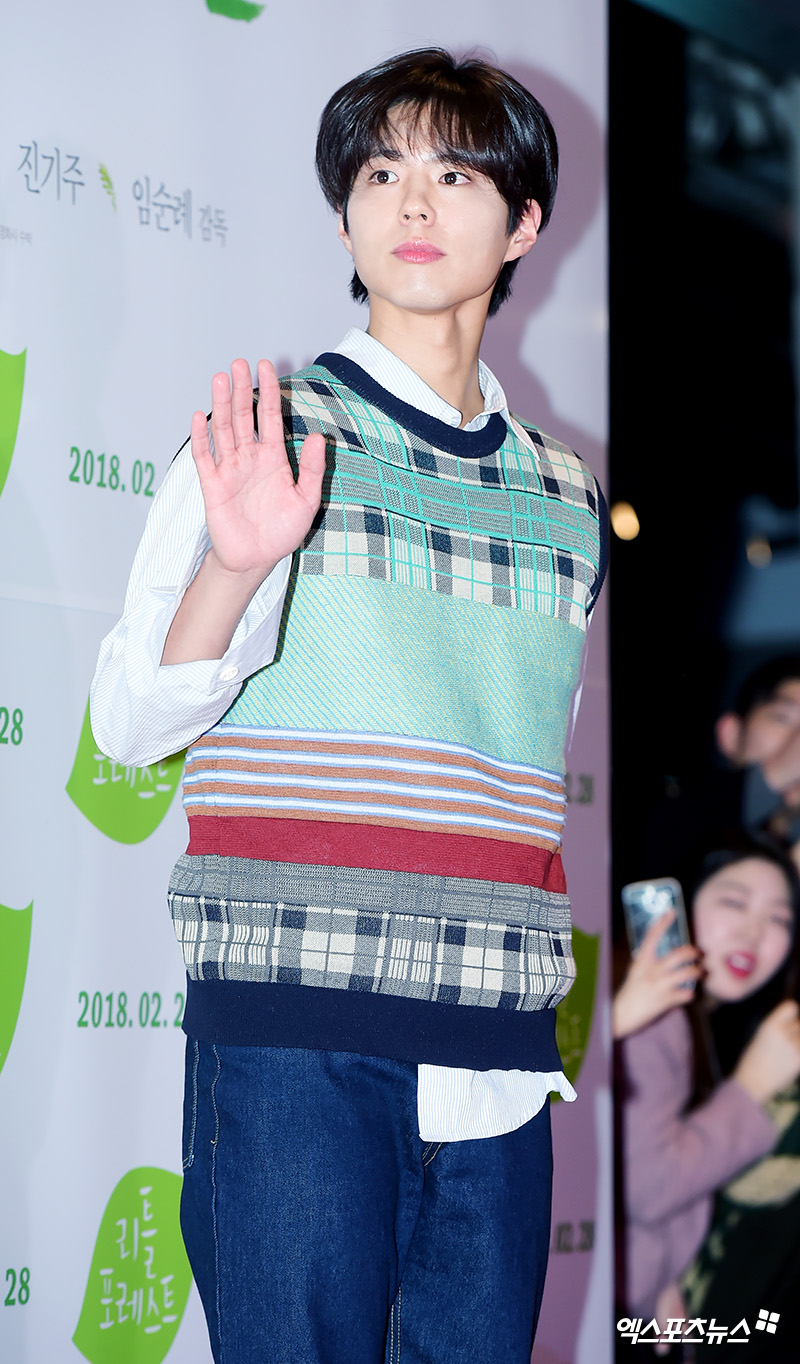 Actor Park Bo-gum has recently attracted Eye-catching with a changed Hair style.Park Bo-gum, who attended the VIP premiere of the film Burning Man on the 14th, was as much a topic as the actors who appeared.He had been a neat hair style for a while, so his long hair surprised the fans.Park Bo-gum on this day gave a different feeling from the atmosphere that had been shown in the past.He captivated Eye-catching with long side hair that could be passed behind his ears instead of a neat gurret-naru and long hair that could reach his collar.I gathered the image of Park Bo-gum, which is attractive even with long hair.I feel the energy of long hair ... VIP premiere of movie Little ForestPark Bo-gum, who attended the VIP premiere of the movie Little Forest on February 26th.While it was a neat head that revealed the forehead before, Park Bo-gum showed a natural distracted head on the day.The bangs that cover the forehead, the back hair reminiscent of a so-called bungji cut, also attracted Eye-catching.Of course, it was not a noticeable change, but over time, it seems to feel a little bit of a long hair.Geji Zone also moved out of Park Bo-gum in front of Park Bo-gum, which is mainly found when raising hair in a short MC short hair of Baeksang Arts Awards ceremony.He also digested the hair of a somewhat ambiguous captain, and he boasted a perfect visual on this day.Park Bo-gum, who won the MC of the Baeksang Arts Awards ceremony on the 3rd, appeared on the red carpet in a different way.It was a longer captains Hair style in the head of the Little Forest premiere in February.I wonder if it was because of the head that grew up noticeably on this day. Park Bo-gum thrilled fans with the main character force that would appear in genuine comics.The VIP premiere of the movie Burning Man attended after the perfect style transformation Park Bo-gum, who was in the photo zone for attending the premiere of Burning Man on the 14th, appeared as a long hairSoon the bangs that seemed to pierce the eyes and the back hair that seemed to reach the collar caught the attention from the appearance.His dark green trench coat and white tee and jeans were matched in the past, Respond, 1988 was the best of Hunnam University Student Look.Park Bo-gum, who has adhered to a short and neat Hair style with the torn up.The long-haired Hair style, which Park Bo-gum introduced on this day, was a head that could be digested because it was really Park Bo-gum.Despite his long hair, he caught his eye with an overwhelming visual.Some of them said, Is not it raising my head to prepare for the next work?The appearance of Park Bo-gum, carefully crossing the gurets behind, allowed him to feel his changed Hair style.On the other hand, not only fans but also netizens continued to speculate on the extraordinary long-haired transformation of Park Bo-gum, such as What is the first Hair style to prepare? What is the next film?As if conscious of this speculation, it was reported that the drama Boyfriend was featured on the 16th, but Park Bo-gum said, I received only the proposal.What is the sword, but Park Bo-gum is wondering what kind of hair style will be shown in the future following long hair.Photo = DB