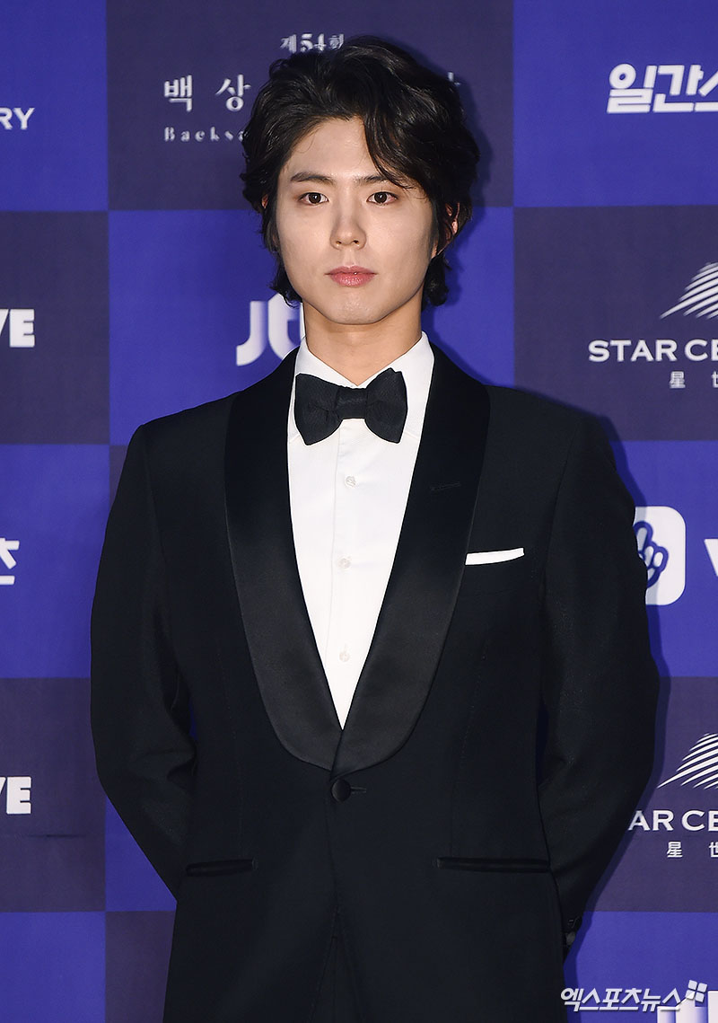 Actor Park Bo-gum has recently attracted Eye-catching with a changed Hair style.Park Bo-gum, who attended the VIP premiere of the film Burning Man on the 14th, was as much a topic as the actors who appeared.He had been a neat hair style for a while, so his long hair surprised the fans.Park Bo-gum on this day gave a different feeling from the atmosphere that had been shown in the past.He captivated Eye-catching with long side hair that could be passed behind his ears instead of a neat gurret-naru and long hair that could reach his collar.I gathered the image of Park Bo-gum, which is attractive even with long hair.I feel the energy of long hair ... VIP premiere of movie Little ForestPark Bo-gum, who attended the VIP premiere of the movie Little Forest on February 26th.While it was a neat head that revealed the forehead before, Park Bo-gum showed a natural distracted head on the day.The bangs that cover the forehead, the back hair reminiscent of a so-called bungji cut, also attracted Eye-catching.Of course, it was not a noticeable change, but over time, it seems to feel a little bit of a long hair.Geji Zone also moved out of Park Bo-gum in front of Park Bo-gum, which is mainly found when raising hair in a short MC short hair of Baeksang Arts Awards ceremony.He also digested the hair of a somewhat ambiguous captain, and he boasted a perfect visual on this day.Park Bo-gum, who won the MC of the Baeksang Arts Awards ceremony on the 3rd, appeared on the red carpet in a different way.It was a longer captains Hair style in the head of the Little Forest premiere in February.I wonder if it was because of the head that grew up noticeably on this day. Park Bo-gum thrilled fans with the main character force that would appear in genuine comics.The VIP premiere of the movie Burning Man attended after the perfect style transformation Park Bo-gum, who was in the photo zone for attending the premiere of Burning Man on the 14th, appeared as a long hairSoon the bangs that seemed to pierce the eyes and the back hair that seemed to reach the collar caught the attention from the appearance.His dark green trench coat and white tee and jeans were matched in the past, Respond, 1988 was the best of Hunnam University Student Look.Park Bo-gum, who has adhered to a short and neat Hair style with the torn up.The long-haired Hair style, which Park Bo-gum introduced on this day, was a head that could be digested because it was really Park Bo-gum.Despite his long hair, he caught his eye with an overwhelming visual.Some of them said, Is not it raising my head to prepare for the next work?The appearance of Park Bo-gum, carefully crossing the gurets behind, allowed him to feel his changed Hair style.On the other hand, not only fans but also netizens continued to speculate on the extraordinary long-haired transformation of Park Bo-gum, such as What is the first Hair style to prepare? What is the next film?As if conscious of this speculation, it was reported that the drama Boyfriend was featured on the 16th, but Park Bo-gum said, I received only the proposal.What is the sword, but Park Bo-gum is wondering what kind of hair style will be shown in the future following long hair.Photo = DB