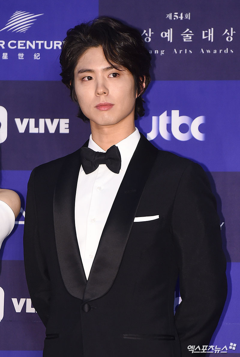 Actor Park Bo-gum has recently attracted Eye-catching with a changed Hair style.Park Bo-gum, who attended the VIP premiere of the film Burning Man on the 14th, was as much a topic as the actors who appeared.He had been a neat hair style for a while, so his long hair surprised the fans.Park Bo-gum on this day gave a different feeling from the atmosphere that had been shown in the past.He captivated Eye-catching with long side hair that could be passed behind his ears instead of a neat gurret-naru and long hair that could reach his collar.I gathered the image of Park Bo-gum, which is attractive even with long hair.I feel the energy of long hair ... VIP premiere of movie Little ForestPark Bo-gum, who attended the VIP premiere of the movie Little Forest on February 26th.While it was a neat head that revealed the forehead before, Park Bo-gum showed a natural distracted head on the day.The bangs that cover the forehead, the back hair reminiscent of a so-called bungji cut, also attracted Eye-catching.Of course, it was not a noticeable change, but over time, it seems to feel a little bit of a long hair.Geji Zone also moved out of Park Bo-gum in front of Park Bo-gum, which is mainly found when raising hair in a short MC short hair of Baeksang Arts Awards ceremony.He also digested the hair of a somewhat ambiguous captain, and he boasted a perfect visual on this day.Park Bo-gum, who won the MC of the Baeksang Arts Awards ceremony on the 3rd, appeared on the red carpet in a different way.It was a longer captains Hair style in the head of the Little Forest premiere in February.I wonder if it was because of the head that grew up noticeably on this day. Park Bo-gum thrilled fans with the main character force that would appear in genuine comics.The VIP premiere of the movie Burning Man attended after the perfect style transformation Park Bo-gum, who was in the photo zone for attending the premiere of Burning Man on the 14th, appeared as a long hairSoon the bangs that seemed to pierce the eyes and the back hair that seemed to reach the collar caught the attention from the appearance.His dark green trench coat and white tee and jeans were matched in the past, Respond, 1988 was the best of Hunnam University Student Look.Park Bo-gum, who has adhered to a short and neat Hair style with the torn up.The long-haired Hair style, which Park Bo-gum introduced on this day, was a head that could be digested because it was really Park Bo-gum.Despite his long hair, he caught his eye with an overwhelming visual.Some of them said, Is not it raising my head to prepare for the next work?The appearance of Park Bo-gum, carefully crossing the gurets behind, allowed him to feel his changed Hair style.On the other hand, not only fans but also netizens continued to speculate on the extraordinary long-haired transformation of Park Bo-gum, such as What is the first Hair style to prepare? What is the next film?As if conscious of this speculation, it was reported that the drama Boyfriend was featured on the 16th, but Park Bo-gum said, I received only the proposal.What is the sword, but Park Bo-gum is wondering what kind of hair style will be shown in the future following long hair.Photo = DB