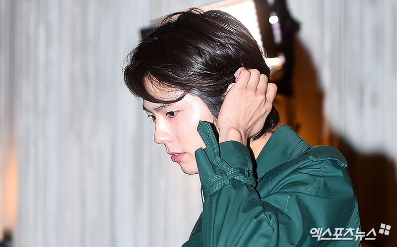 Actor Park Bo-gum has recently attracted Eye-catching with a changed Hair style.Park Bo-gum, who attended the VIP premiere of the film Burning Man on the 14th, was as much a topic as the actors who appeared.He had been a neat hair style for a while, so his long hair surprised the fans.Park Bo-gum on this day gave a different feeling from the atmosphere that had been shown in the past.He captivated Eye-catching with long side hair that could be passed behind his ears instead of a neat gurret-naru and long hair that could reach his collar.I gathered the image of Park Bo-gum, which is attractive even with long hair.I feel the energy of long hair ... VIP premiere of movie Little ForestPark Bo-gum, who attended the VIP premiere of the movie Little Forest on February 26th.While it was a neat head that revealed the forehead before, Park Bo-gum showed a natural distracted head on the day.The bangs that cover the forehead, the back hair reminiscent of a so-called bungji cut, also attracted Eye-catching.Of course, it was not a noticeable change, but over time, it seems to feel a little bit of a long hair.Geji Zone also moved out of Park Bo-gum in front of Park Bo-gum, which is mainly found when raising hair in a short MC short hair of Baeksang Arts Awards ceremony.He also digested the hair of a somewhat ambiguous captain, and he boasted a perfect visual on this day.Park Bo-gum, who won the MC of the Baeksang Arts Awards ceremony on the 3rd, appeared on the red carpet in a different way.It was a longer captains Hair style in the head of the Little Forest premiere in February.I wonder if it was because of the head that grew up noticeably on this day. Park Bo-gum thrilled fans with the main character force that would appear in genuine comics.The VIP premiere of the movie Burning Man attended after the perfect style transformation Park Bo-gum, who was in the photo zone for attending the premiere of Burning Man on the 14th, appeared as a long hairSoon the bangs that seemed to pierce the eyes and the back hair that seemed to reach the collar caught the attention from the appearance.His dark green trench coat and white tee and jeans were matched in the past, Respond, 1988 was the best of Hunnam University Student Look.Park Bo-gum, who has adhered to a short and neat Hair style with the torn up.The long-haired Hair style, which Park Bo-gum introduced on this day, was a head that could be digested because it was really Park Bo-gum.Despite his long hair, he caught his eye with an overwhelming visual.Some of them said, Is not it raising my head to prepare for the next work?The appearance of Park Bo-gum, carefully crossing the gurets behind, allowed him to feel his changed Hair style.On the other hand, not only fans but also netizens continued to speculate on the extraordinary long-haired transformation of Park Bo-gum, such as What is the first Hair style to prepare? What is the next film?As if conscious of this speculation, it was reported that the drama Boyfriend was featured on the 16th, but Park Bo-gum said, I received only the proposal.What is the sword, but Park Bo-gum is wondering what kind of hair style will be shown in the future following long hair.Photo = DB