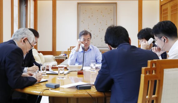 문재인 대통령이 20일 오전 청와대 관저 소회의실에서 도널드 트럼프 미국 대통령과 북핵 문제 등을 의제로 통화하고 있다. 연합뉴스
