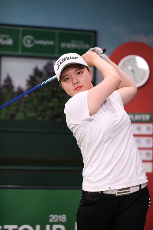 Han Ji-min, 20, won the final 15-under-par at the third round of the 2018 Lotte Rent-a-Car WG Tour regular tour, which ended at the Kyonggi Hall dedicated to the Joy Maru in Golfzon, Daejeon, on the 19th.Han Ji-min, who started at the 6-under-par joint lead, lifted the trophy by six strokes in the second round with nine birdies without a bogey.Han Ji-min, who made his WG tour debut in 2016, is creating a typhoon this year, winning three tournaments this year, including free season Kyonggi.Han Ji-min has predicted a blast in February when he won the championship in the free season competition, which was held in February with mens unity.He won the first round of the regular tour by two strokes over veteran Jung Sun-ah.Han Ji-min was in the third round, winning by six shots, outscoring all seniors.On this years WG tour, Han Ji-min boasts an amazing Kyonggi power with an average batting average of 65.25; the number of Putts in the green hit is the highest at 1.54.The 164cm-tall Han Ji-min has a driver distance of over 220m and a strong shot; a green hit rate of 86.1% and a fairway seating rate of 83.92%.Han Ji-min is the hottest issue, said a golf zone official. Han Ji-min is the hottest issue.The new star will be able to make the WG tour more popular. In particular, he is young, but he is conquering the tour with his thick guts.He also won the first round with a 9-under-par drive on the last day and showed amazing concentration by reducing nine strokes in the second round of the third round.Han Ji-min is currently ranked number one in the prize money rankings, harvesting 30 million won; the target point is second, but it is likely to be overturned at any time if it is up.The biggest advantage is the shot, and were aiming for three wins this year, Han Ji-min said.Han Ji-min, who has already won two of the three wins, makes the WG tours best record.The most prize money of the previous season is that Choi Ye-ji, the golf actress of the 2014-2015 season, earned 70 million won in prize money including six wins.I am so grateful that I have the nickname Two Vision AlphaGo, Han Ji-min said, and I will try to show you my nickname.