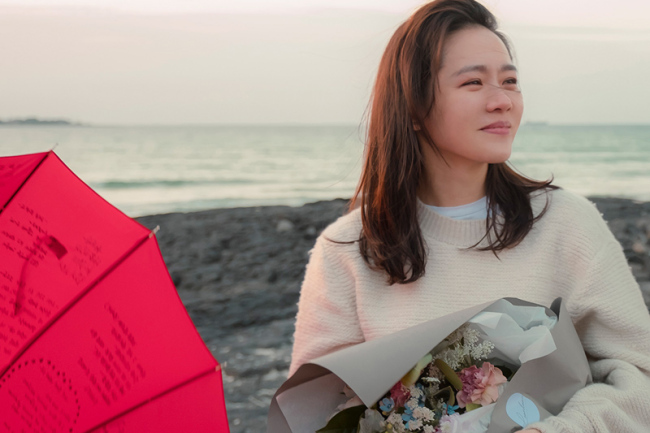 The journey ended for two months with the relaunch of love between Yoon Jin-ah (Son Ye-jin) and Seo Jun-hee (Jeong Hae-in).Son Ye-jin, who made a comeback with his long-time drama, showed the power of Mellow Queen with his work, hot and hot with the whole country as a pretty sister syndrome, and won first and second place throughout the airing in the audience rating as well as the topic.In the second half of the year, this drama blocked the love of the two people against the wall, and made a situation where I ate sweet potatoes with some difficult and difficult behavior of Jina, but it was also realistic without fantasy.Son Ye-jin, who had received a lot of love and attention, expressed his feelings of ending more than ever. I wanted to not end the whole time of shooting Drama.I was happy and happy with Jina, and I was beautifully sick. I would like to thank and love everyone I met through this work.I learned a lot from the eyes of the work and the attitude as an actor, and I am deeply grateful to all the viewers who loved Drama.I will do my best to show good performances all the time. He expressed his deep affection for the work and his determination and commitment as an actor.Has made viewers laugh, cry and angry, including the excitement of real-life love, the shining moments of happiness, as well as the dark and painful moments of anger, hurt, sadness, bitterness, and farewell that face the end.At the center of this work, which captures the realism that seems to be flying like this, there was Yoon Jin-ah played by Son Ye-jin.I feel like I am only getting older without having to make love, so I showed the appearance of a nervous and bitter 30-year-old working woman as she is, and made her feel enthusiastic and enthusiastic about her courage for love with her friends brother, Seo Jun-hee.As the immersion and empathy that I have in the character Yoon Jin-ah is great, the frustration felt when I showed mistakes and self-reproach in a situation where I was faced with difficulties felt more intense.Even though he has been titled Yoon Jin-ah is not depicted as a mature and lovely person.In the course of love and work, weve made a series of difficulties, not just moving forward, but constantly repeating similar mistakes, stopping at half the success, sometimes hurting people who unintentionally love and hurting themselves.It was a time when the smoke inside of Son Ye-jin, which makes Yoon Jin-ah, which was more unfortunate, angry and upset because it was realistic, to watch with a delicate but realistic emotional performance,It is a work that constantly challenges new adventures and challenges, and shows her inner work with wider and deeper acting through it, and once again confirms her acting passion that solidifies the trust and belief of Son Ye-jin.
