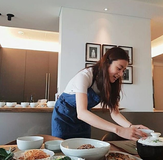 Kang So-ra has revealed her superior cooking skills.Actor Kang So-ra posted a picture on his Instagram on May 20 with an article entitled # pilgrimage # guest.The photo shows Kang So-ra, who is cooking carefully for guests, whose quality rice-cooking skills catch the eye.kim myeong-mi