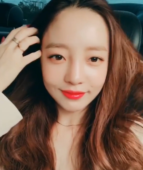 Koo Ha-ra boasted of the goddesss Beautiful looks.Singer Goo Hara released the video on her Instagram account on May 20.In the video, Goo Hara enjoys the wind in a running car. While it is no different from his debut, the Beautiful looks catches his eye.kim myeong-mi