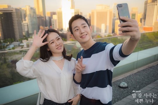 Pretty Sister, which boasts a high audience rating and hot topic, has attracted the beauty of the species with Happy Endings.It is a pretty sister who has a variety of charms from a sweet ambassador, a master scene to a careful performance, but the best gift left by this drama is the rediscovery of Actor Son Ye-jin and Jung Hae In.JTBCs Golden Earth Drama A Pretty Sister Who Buys Bob Good (played by Kim Eun/Director Ahn Pan-seok, hereinafter Pretty Sister) was shown in the last episode of the episode, which was reunited after the breakup, with the images of Yon Jin-ah (Son Ye-jin) and Seo Jun-hee (Jung Hae In).On this day, Yoon Jin-ah and Seo Jun-hee met again at the marriage ceremony of Yoon Seung-ho (Which Jun), but tried to ignore each other.However, they were distressed by recalling the good memories of the past one by one, and eventually they met again at the cafe of Seo Kyung-sun (played by Jang Yeon-yeon).At this time, Yoon Jin-ah suggested to Seo Jun-hee, Lets go back to before we were in a relationship.But that night drunk Seo Jun-hee went to Yon Jin-ah and said he never intends to.After the separation, the two fought about how hard they were, and after that, Yoon Jin-ah resigned and went down to Jeju Island.And at the end of the broadcast, like a lie, Seo Jun-hee appeared in front of Yon Jin-ah and welcomed Happy Endings.In the meantime, Pretty Sister has made viewers excited by the real love love of Yoon Jin-ah and Seo Jun-hee.Especially in this process, it was well received that it melted realistic stories such as consumption of emotions experienced by love and opposition of the family, and sometimes it contained a cross section of painful and sometimes bitter love.Of course, there were actions of the main characters and characters that caused some frustration, but praise is pouring into the actors performances that have been digested with natural and realistic acting.Among them, Jung Hae In, who became a big star through Pretty Sister, and Son Ye-jin, who led the exclamation of Again were outstanding.Jung Hae In was lovely but showed a lot of charm of the man Down and his younger brother, and Son Ye-jin impressed me with his deep inner acting of the psychology of the hero who can be difficult with the beauty of pretty sister Down.Jung Hae In and Son Ye-jin, who have revealed their presence again through Pretty Sister, are looking forward to another performance to show in the future.Pretty Sister Steele