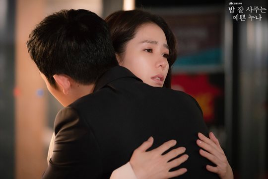 Pretty Sister, which boasts a high audience rating and hot topic, has attracted the beauty of the species with Happy Endings.It is a pretty sister who has a variety of charms from a sweet ambassador, a master scene to a careful performance, but the best gift left by this drama is the rediscovery of Actor Son Ye-jin and Jung Hae In.JTBCs Golden Earth Drama A Pretty Sister Who Buys Bob Good (played by Kim Eun/Director Ahn Pan-seok, hereinafter Pretty Sister) was shown in the last episode of the episode, which was reunited after the breakup, with the images of Yon Jin-ah (Son Ye-jin) and Seo Jun-hee (Jung Hae In).On this day, Yoon Jin-ah and Seo Jun-hee met again at the marriage ceremony of Yoon Seung-ho (Which Jun), but tried to ignore each other.However, they were distressed by recalling the good memories of the past one by one, and eventually they met again at the cafe of Seo Kyung-sun (played by Jang Yeon-yeon).At this time, Yoon Jin-ah suggested to Seo Jun-hee, Lets go back to before we were in a relationship.But that night drunk Seo Jun-hee went to Yon Jin-ah and said he never intends to.After the separation, the two fought about how hard they were, and after that, Yoon Jin-ah resigned and went down to Jeju Island.And at the end of the broadcast, like a lie, Seo Jun-hee appeared in front of Yon Jin-ah and welcomed Happy Endings.In the meantime, Pretty Sister has made viewers excited by the real love love of Yoon Jin-ah and Seo Jun-hee.Especially in this process, it was well received that it melted realistic stories such as consumption of emotions experienced by love and opposition of the family, and sometimes it contained a cross section of painful and sometimes bitter love.Of course, there were actions of the main characters and characters that caused some frustration, but praise is pouring into the actors performances that have been digested with natural and realistic acting.Among them, Jung Hae In, who became a big star through Pretty Sister, and Son Ye-jin, who led the exclamation of Again were outstanding.Jung Hae In was lovely but showed a lot of charm of the man Down and his younger brother, and Son Ye-jin impressed me with his deep inner acting of the psychology of the hero who can be difficult with the beauty of pretty sister Down.Jung Hae In and Son Ye-jin, who have revealed their presence again through Pretty Sister, are looking forward to another performance to show in the future.Pretty Sister Steele