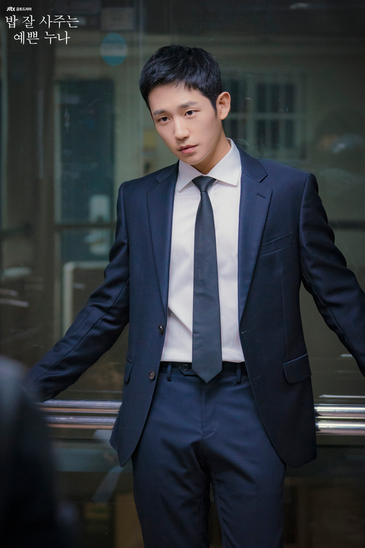 If you ask me to choose the biggest beneficiary of Bob-savvy Sister, is not it Actor Jung Hae In?Jung Hae In played Seo Jun-hee in JTBCs Golden Toe Drama, Beautiful Sister Who Buys Bob Good (playplayplay by Kim Eun, director Ahn Pan-seok), which ended on the 19th, naturally digesting melodrama and making female viewers pound for two months.A soft look, a clear smile that makes people feel good, and a white face. The beautiful sister who buys rice was Drama, which was the most attractive of Jung Hae InJung Hae In not only took his place as a leading role through this drama, but also won the title of National Younger.Jung Hae In, who played the role of Meloma in four years after his debut as a beautiful sister who buys rice, captured The Earrings of Madame de... with delicate, natural acting and charming visuals.Jung Hae In, who started to show his face a little bit from While you are asleep, started to reveal his presence with TVN Drama s wise life.Soon after, he was selected as the opponent Actor of Son Ye-jin, a pretty sister who buys rice well.In fact, the casting of the male protagonist was extraordinary, but Jung Hae In played his role properly.The choice of a pretty sister who buys rice was a number of gods: Jung Hae In perfect as the main character of Meloma.I wondered that Actor, who was so well suited to melodrama, was now the lead of melodrama.Jung Hae In shook The Earrings of Madame de... in this drama, as well as the cute side of the younger and younger, as well as the charm that is sweet and well-known.I tried to confess my mind from the eyes of Son Ye-jin with half-moon eyes, and I made female viewers sleepless with a cute look saying, Do you buy rice tomorrow?However, when Jin-ah (Son Ye-jin) is in trouble, she appears like a prince in a white horse, saving Jin-ah, always taking Jin-ah home and trying for Jin-ah, which is the point that makes female viewers feel heartwarming.In fact, Jung Hae In Syndrome followed.Jung Hae In was named second in the TV drama cast for the seventh consecutive week and won the popular award at the 54th Baeksang Arts Awards.In addition to this, Jung Hae In has received numerous CF love calls to the extent that he plays TV, and his reaction in China is also hot.Jung Hae In, who won the title of National Younger and younger with Bobs Beautiful Sister, is expected to move forward.Drama House to offer content K