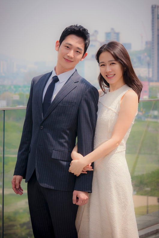 JTBCs Bob Good-Saving Pretty Sister (hereinafter referred to as Bob Good-Saving Sister) ended with regret.Yoon Jin-ah, played by Son Ye-jin, took his foot in reality from start to finish and caught both life and love.In Pretty Sister, which was broadcast on the afternoon of the 19th, Yoon Jin-ah (Son Ye-jin) and Seo Jun-hee (Jung Hae In) were reunited.Jina was pretty at home and at home until she met Junhee, but she suffered tremendous pain as she met Junhee and continued to suffer sexual harassment in the company and threats from her ex-boyfriend.Jun-hee stood by Jin-ah, who was shaking.There is no iron, and the pretty sister is a fantasy with the existence of Junhee who keeps her sister by her side.A broad understanding that says it is okay with any wounds and a good-looking Junhee, recognized by the company in his early 30s, exists only in Drama.Jin-ah, who lives in reality, is forced to be sorry for Jun-hee.So, the separation and reunion between Jina and Junhee were repeated throughout the drama. Jina lied, shook, and made a mistake.However, at the decisive moment, Junhee Choices escaped to the United States, and Jina became independent as an adult, boldly parting with Junhee as well as her parents.It was a harsh reality that Jun-hee was given to Jin-ah, who left alone after leaving, and Jin-ah, who was not easy in the company even in reality, laid down everything and planned a new start.The wounded Jin-ah lived his life as a lonely but vigorous adult.In front of the many Choices that took his life, Jina was always realistic. Jina did not escape from reality.In the end, it showed that love, separation and independence should be done by themselves.And at the center of it was Son Ye-jin, whose acting power was up.In order to complete the fantasy of Pretty Sister, the existence of realistic Jina was essential, and Son Ye-jin expressed sympathy by expressing realistic life of a woman in her mid-30s.If it was not for Jin-ah played by Son Ye-jin, some unreasonable settings would have been more noticeable.Choices by Yoon Jin-ah may not be happy, but they will remain a realistic drama until the end in that they can not satisfy everyone.JTBC offer