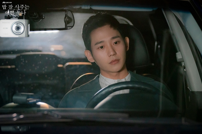 Pretty sister Son Ye-jin was also a melodrama, and Jung Hae In became a national younger brother.It is a pretty sister who finished with a beautiful love and an open ending that can not be forgotten forever.Son Ye-jin and Jung Hae In reunited and confirmed their hearts for each other that they had never forgotten again, and the love of the two continued and ended with an open ending.As I got sympathy for being a real love throughout the broadcast, I saw signs of trying to bring the ending to reality.Comprehensive channel JTBC Golden Drama Bob Good Sister ended at the end of the 16th on the 19th.The finale of Pretty Sister was completed with a realistic and fantasy-added ending. It was a work that left a deep afterlife.Pretty Sister delivered the excitement through the love affair between Yoon Jin-ah (Son Ye-jin) and Seo Jun-hee (Jung Hae In) in the early part of the room.I bought the sympathy of viewers enough to bring out the reaction of real love and experience love, and completed the beautiful down appearances with the beautiful visuals of two people.From the middle and late, the relationship between Yoon Jin-ah and Seo Jun-hee was evaluated as somewhat frustrating due to the crisis, but it also meant that this work is realistic.Because I have realistically portrayed the struggle and reconciliation with Couple as a real couple relationship. It is a specialness that pretty sister was different from other melodrama.In particular, Son Ye-jin once again demonstrated the power of melodrama.It became a work that solidly filled the melodrama of Son Ye-jin, which led to the movie Classic to Easer in My Head, Drama Love Age and Shark.Son Ye-jin showed melodramas power with a different atmosphere and story from the movie Im Going to Meet Now, which was a work before the Pretty Sister broadcast.In the play, Son Ye-jin was a pretty sister as the title, and the Yoon Jin-ah character, which is expressed in delicate and stable acting, came up attractively.The Yoon Jin-ah character was not a perfect older woman, but made mistakes and sometimes showed a lack of 2%.It was a character that only Son Ye-jin could create.It was Son Ye-jin who was trying to add persuasiveness to the melody of Pretty Sister while leading Jung Hae In in a stable way as a senior.If Son Ye-jin proved the meloquins strength, Jung Hae In emerged as a new national younger brother.It was Son Ye-jin and Jung Hae In who boasted the perfect chemistry to complete a pretty, thrilling romance.In fact, the two peoples well-matched chemistry has also led to a reaction that it is like a real couple.Thats how well Son Ye-jin and Jung Hae In have been a couple.In the play, Seo Jun-hee was a generously loving couple for Yoon Jin-ah, who was caring and fond of Couple.It had cute, playful looks, man Down charm, and romantic sensibility.Jung Hae Ins warm appearance, unique straight image, and stable acting ability were added to the Seo Jun-hee character with careful and attractiveness.The charm of Seo Jun-hee, who captivated Yoon Jin-ah, was enough to capture viewers.The figure of Seo Jun-hee, who treated Yoon Jin-ah only with love, was moved to Jung Hae In, and it was the charm of Jung Hae In, a wide-opened young man, as much as their ripe romance.It is also the reason why I pay attention to the actions of Jung Hae In, who became a national younger man.JTBC offer