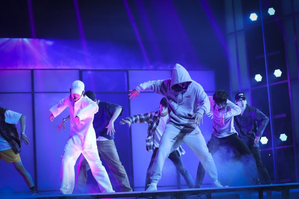 With BTS 2018 Billboard Music Awards stage approaching a day ahead, global attention to the comeback stage is hot.BTS will present its world premiere with its new song FAKE LOVE at the 2018 Billboard Music Awards at the MGM Grand Garden Arena in Las Vegas at 9 a.m. on the 21st (domestic time).Mike Mahan, CEO of Dick Clark Productions, the producer of the Billboard Music Awards in United States of America, shows the best music and directly represents the voices of fans through Big Hit Entertainment.We are really pleased to release World premiere of their new song FAKE LOVE, he said, adding that Worlds influence of BTS is obvious.BTS is preparing for the first Korean singer to perform a new album on stage after the first rehearsal held on the 18th (local time).Billboard announced its rehearsing stage of BTS through its homepage and SNS, as well as World premiere performance, and showed high expectations for the comeback stage that BTS will show on the 21st.Earlier, BTS completed recording the Ellen DeGeneres Show after arriving in the U.S. and conducted several schedules including interviews with U.S. media and appearances on radio broadcasts.Many local media are showing high interest in introducing BTS new album as well as focusing on the meaning of the comeback stage at the Billboard Awards.