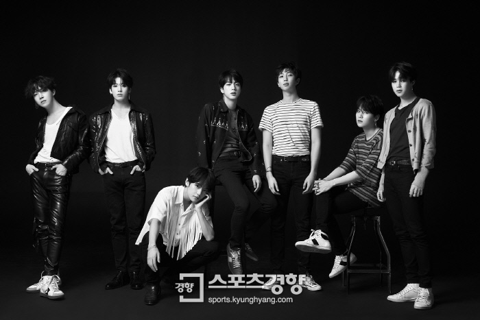 BTS comeback running toward UP unreceived transfer with firepower and popularity The record is evolving day by day, and it has acquired popularity that was considered to be somewhat lacking in Korea. Can the status of several unaccounted for players remaining in the music industry be opened?BTS, a group that has grown into a K-pop group that represents Korea for two to three years and has become a world-renowned K-pop group, is changing its records at the same time as the release of a new album.And their position became even harder with continued success, rather than the line that began takeoff once and rarely escaped the upward current.BTS released its third full-length album, Love Yourself, Tier (LOVE YOURSELF Tear) on the 18th.He is a god who came out about eight months after winning or taking the stage at the Billboards Music Awards and American Music Awards through his title song DNA last September.The album has already begun to prove that the world is looking forward to them through 1.44 million pre-orders, which are more than 1.05 million of the previous albums.The atmosphere quickly rose from 6 pm on the 18th, when soundtrack was released.BTS albums topped the album charts in 65 countries around the world, and YouTubes record of viewing, which proved their current position, also exceeded 10 million views in 4 hours and 55 minutes after the albums title song Fake Love (FAKE LOVE) was released, and exceeded 20 million views in 8 hours and 45 minutes.As of the afternoon of the 20th, there are more than 60 million speeding.The world record is also: BTSs entire new album has entered the Global Top 200 chart, which is compiled by Sporty Pie, the worlds largest music streaming (real-time playback) company.The title song Fake Love led these songs in 17th place.The previous album title DNA ranked 41st on the chart, setting the first and best record for Korean singers, but the record was renewed again.Of course, the BTS, which has been a steady global achievement, has been expected to be a global enthusiasm.After their release, their title song Fake Love is ranked # 1 on the real-time charts as of the afternoon of the 20th on major soundtrack sites in Korea including Melon, Ole Music, Genie Music, Mnet and Bucks.At the time of DNA, it was not able to show its backing in competition with powerful soundtrack players such as IU, but the fact that the aspect has changed means that BTS is now making significant achievements in acquiring popularity in addition to fandom in Korea.BTS, which has been doing a lot of things at a rapid pace in its debut five years, is expected to be a result of Billboards, which is called the worlds best music chart.Their highest record after entering the Billboards single chart Hot 100 and the album chart Billboards 200 is 28th in Hot 100 and 15th in Billboards 200.Attention is focusing on whether Psy will be able to take over the Billboards for the first time as a Korean song, beyond the second place of Hot 100, the highest point that has risen to Gangnam Style.