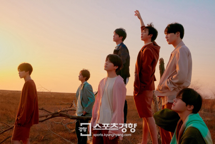 BTS comeback running toward UP unreceived transfer with firepower and popularity The record is evolving day by day, and it has acquired popularity that was considered to be somewhat lacking in Korea. Can the status of several unaccounted for players remaining in the music industry be opened?BTS, a group that has grown into a K-pop group that represents Korea for two to three years and has become a world-renowned K-pop group, is changing its records at the same time as the release of a new album.And their position became even harder with continued success, rather than the line that began takeoff once and rarely escaped the upward current.BTS released its third full-length album, Love Yourself, Tier (LOVE YOURSELF Tear) on the 18th.He is a god who came out about eight months after winning or taking the stage at the Billboards Music Awards and American Music Awards through his title song DNA last September.The album has already begun to prove that the world is looking forward to them through 1.44 million pre-orders, which are more than 1.05 million of the previous albums.The atmosphere quickly rose from 6 pm on the 18th, when soundtrack was released.BTS albums topped the album charts in 65 countries around the world, and YouTubes record of viewing, which proved their current position, also exceeded 10 million views in 4 hours and 55 minutes after the albums title song Fake Love (FAKE LOVE) was released, and exceeded 20 million views in 8 hours and 45 minutes.As of the afternoon of the 20th, there are more than 60 million speeding.The world record is also: BTSs entire new album has entered the Global Top 200 chart, which is compiled by Sporty Pie, the worlds largest music streaming (real-time playback) company.The title song Fake Love led these songs in 17th place.The previous album title DNA ranked 41st on the chart, setting the first and best record for Korean singers, but the record was renewed again.Of course, the BTS, which has been a steady global achievement, has been expected to be a global enthusiasm.After their release, their title song Fake Love is ranked # 1 on the real-time charts as of the afternoon of the 20th on major soundtrack sites in Korea including Melon, Ole Music, Genie Music, Mnet and Bucks.At the time of DNA, it was not able to show its backing in competition with powerful soundtrack players such as IU, but the fact that the aspect has changed means that BTS is now making significant achievements in acquiring popularity in addition to fandom in Korea.BTS, which has been doing a lot of things at a rapid pace in its debut five years, is expected to be a result of Billboards, which is called the worlds best music chart.Their highest record after entering the Billboards single chart Hot 100 and the album chart Billboards 200 is 28th in Hot 100 and 15th in Billboards 200.Attention is focusing on whether Psy will be able to take over the Billboards for the first time as a Korean song, beyond the second place of Hot 100, the highest point that has risen to Gangnam Style.