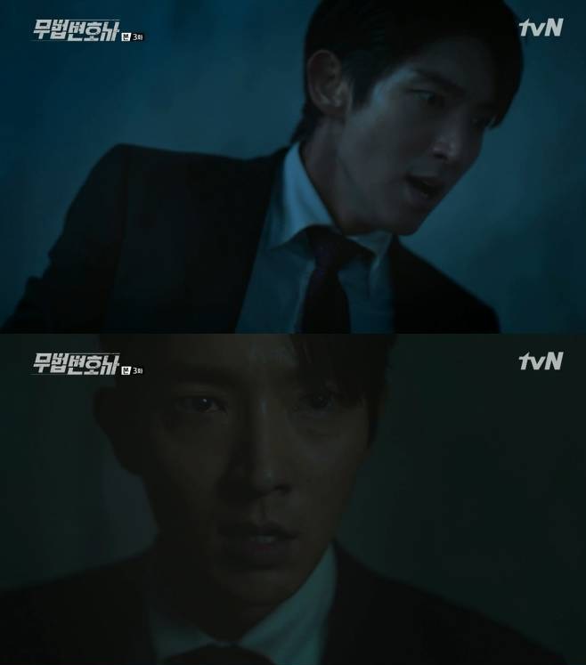 Lawless Lawyer Lee Joon-gi is causing Bong radiation by Acting across seriousness and joy.TVNs Saturday drama Lawless Lawyer (played by Yoon Hyun-ho, directed by Kim Jin-min) is a big-ass legal act in which an lawless lawyer who used his fist instead of law fights against absolute power with his life and grows into a true lawless lawyer.Lee Joon-gi is Acting a lawyer Bong Sang-pil at Lawless Lawyer.In the third episode of Lawless Lawyer broadcast on the 19th, Bong Sang-pil (Lee Joon-gi) was arrested.This was planned by Bong Sang-pil to remove the murder of Lee Dae-yeon.Bong Sang-pil met with Oh and found out that the reason why Ahn Oh-ju killed Lee was because of Golden City.The arrested Bong Sang-pil was released, and in the meantime, Ha Jae-yi (Seo Ye-ji) struggled to prove Woo Hyung-mans innocence.Bong Sang-pil met Woo Hyung-man and informed him that there was a judge, Lee Hye-Yeong, behind An-oh-ju. Bong Sang-pil said, Memory straight.It is not the judge but the lawyer who can overturn the ruling. It is only me. Bong Sang-pil followed An-ohjus performance secretary, because he assumed that An-oh would deal with the real criminal who killed Lee.After the chase, Bong Sang-pil and Ha Jae-yi caught the criminal in the tunnel, the criminal pushed the knife into Ha Jae-yis neck, and the angry Bong Sang-pil punched the criminal.The criminal threw himself on a train running to hide that he had killed Lee with the owner of An-o-ju.Lawless Lawyer is well received for its rapid dramatic development and tension-filled performance, which enhances the fun of viewers.Here, Lee Joon-gis acting ability as a lawyer is added and synergy is being created.Lee Joon-gi, who met Bong Sang-pil, a lawyer from a gangster, is playing a strong role in the popularity of Lawless Lawyer by freely showing action acting and intellectual acting like water-meat.The Lawless Lawyer viewers are shouting Bong radiographer by combining Bong and Bong by lawyer Bong Sang-pil.How Lee Joon-gi will act out the story of lawyer Bong Sang-pil is attracting viewers attention.Lawless Lawyer is broadcast every Saturday and Sunday at 9 pm.