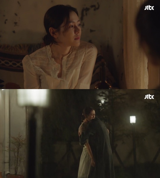 No matter how likely the faces of two leading actors Son Ye-jin and Jung Hae In are, the packaging seemed to be difficult as the last two episodes, which were frustrating and shocking.Danger, who made it without context, such as the absurdly severe opposition of the family and the appearance of a new lover, seemed difficult to buy viewers understanding even if the pretty sister fed the rice.On the 19th, JTBC gilt drama The Pretty Sister Who Buys Rice Good (playplayed by Kim Eun and director Ahn Pan-seok, hereinafter hereinafter Beautiful Sister) ended.The Pretty Sister depicts Yoon Jin-ah (Son Ye-jin) and Seo Jun-hee (Jung Hae In), who had been living as Just Knowing, falling in love and having a real love affair.From the beginning to the middle of the play, the work was carefully checked with each others hearts, and it was heard that it naturally showed the love of the lover who started love and painted real love.The two leading actors also received great love by creating a natural chemie.Beautiful Sister, who gained consensus for Real Love, proved its popularity by breaking the audience rating of 7% (based on Nielsen Korea metropolitan area) in six episodes of broadcasting.In addition, Son Ye-jin and Jung Hae In did not miss the first and second place for seven consecutive weeks after the broadcast started in the topic of TV drama cast by Good Data Corporation.However, it is doubtful whether the drama itself was complete.The fact that the actors names were the main reason, not the contents or materials of the work, at the center of the upswing and topicality of the Pretty Sister is also a proof that the scale that viewers begged for this work was focused on actors.Unlike the topic of the pretty sister cast, the drama topicality also proves that the score has fallen for the last four consecutive weeks.This seems to be due to the fact that the work has turned around half and the family has lost its probability since they learned their love.This is because the image accumulated by the characters collapsed and they could not persuade viewers no matter what choice they made as the development to force Danger to Yon Jin-ah and Seo Jun-hee continued.Yoon Jin-ahs mother Kim Mi-yeon (Gil Hae-yeon) is overly disapproving of Seo Jun-hee, and Yoon Jin-ah, in his mid-thirties, is stumped in front of such a mother.Yoon Jin-ah, who seemed to leave everything before true love, made it seem like the love of the century, Chuck, which has been accumulated in a frustrating way that he has not even announced that he has signed a new house to the cold-blooded manger of the family.Nevertheless, the actors ball was great in the success of Pretty Sister.It is fortunate that the two actors formidable visuals are stuffed without wanting them in the moments of a pretty love affair at the beginning.Son Ye-jin solidified his position as a melo queen by conveying the actions and feelings of a woman in love.Yoon Jin-ah, who is in love and trembling and sometimes expresses courage first, met Son Ye-jin and was more lovely.In addition, I painted the grievances of the 30s workers realistically, and it was very popular not only with melodrama but also with real acting.Jung Hae In has become a popular figure through this work.He always emanated the charm of a friendly but powerful young man through the Seo Jun-hee, who is straight toward Yoon Jin-ah.After the opposition, he maximized his sadness and sadness with his unique eyes.It was a pretty sister who was loved by real love until the family knew their love, so it was more unfortunate.The ordinary love of the two people led me to look back on the precious feelings of the universal human being in love.Especially, Son Ye-jin and Jung Hae Ins Chemie was great, and all the actors including the two performed a hot-air performance without holes.For a few weeks, Pretty Sister had the fatigue of seeing a couple who made people around her uncomfortable after breaking up.The viewers were tired as the unconvincing opposition continued to be sluggish, including the two people who were suffering after the breakup.Seo Kyung-sun (So Ji-yeon), Geum Bo-ra (Ju-gyeong), and Kim Seung-cheol (Yoon Jong-seok) who endured the two beside Yo Jin-ah and Seo Jun-hee were said to be Bodhisattva in the frustrating development of Pretty Sister.The ending of the two main characters suddenly confirming love again with the last five minutes left after a series of tight turns.