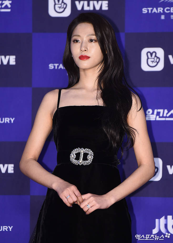 Group AOA member Seolhyun has been embroiled in an unfollowing controversy.Recently, Seolhyun has been controversial about Feminist on the basis that he has pressed Like in Bae Suzys Yang Yewon related posts and unfollowed certain entertainers such as infants and Yoo Byung-jae.Bae Suzy, who expressed his support for the National Petition on Yang Yewon, and Irene, who read 82 Kim Ji Young, were also mentioned as feminists and had to suffer.In the end, Bae Suzy had to explain, This was a intervention in humanism as a person to person, leaving the problem of Feminism.Some worry that putting a Feminism frame on every move of female entertainers is a dangerous and hasty generalization.And there is no reason why they are accused of being Feminists, especially in the case of Seolhyun, who should be subjected to a personal SNS follow-up list.It is a generalization that is too much. SNS is a space of individual.Of course, there is no perfect freedom for the public, but Seolhyun does not post photos or posts that are harmful to the public or problematic.He simply unfollowed some celebrities from his follow-up list; no one knows why Seolhyun unfollowed them.It seems clear that this is not a serious problem. Nevertheless, the unfollow itself is a problem, and this is a topic of controversy every day.The netizens are also encouraging Seolhyun, saying, I can not do it at will, I support you, There are too many pro-uncomfortables, and I catch too much./ Photo = DB