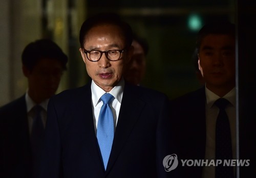 [MB소환] MB, 21시간 조사 마치고 귀가 (서울=연합뉴스) 임헌정 기자 = 검찰 조사를 마친 이명박 전 대통령이 15일 오전 서초동 서울중앙지검에서 나오고 있다. 2018.3.15      kane@yna.co.kr