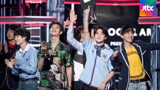 BTS won the US Billboard Music Awards for the second year in a row; it is the Top Social The Artist award, which is selected by fans in Social Media.I can see how popular it is in World. The syndrome of BTS continues.The fans reactions were different from when they called one winner.Top Social The Artist, considered a popular prize by fans in social media.It is also the first time that a Korean singer has won the award for the second consecutive year at this awards ceremony.Beyond the limit of singing called Korean, BTS popularity is World.Not only the colorful performances, but also the songs that capture the lives and dreams of young people who face the absurdity of society make everyone sympathize and enthusiastic.+++Stop trying to make efforts to make efforts+++On YouTube, the number of songs such as DNA, Burning, Bloody Tears exceeded 300 million.Twitter Inc. and other social media, the fandom created by members communicating with former World fans is also special.Five years ago, BTS, which was packed to protect Music from the prejudice that flies like a bullet.Now their song has become a cultural phenomenon that shakes the former World.