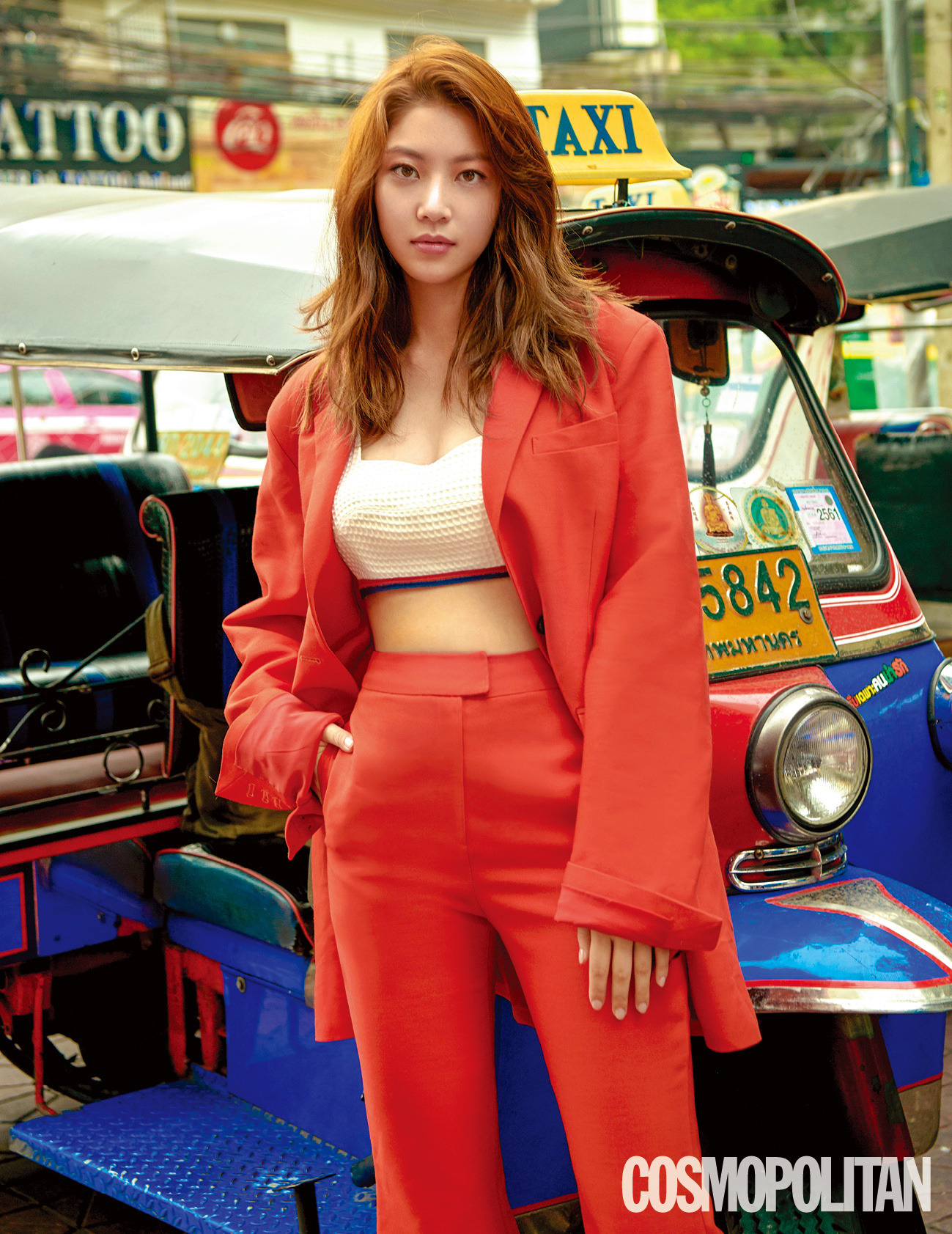 Seoul = = Gong Seung-yeon, the heroine of the monthly drama (you are a human being?) which is scheduled to air on KBS2 on June 4, presented a solo picture in Bangkok, Thailand through the June issue of Cosmopolitan.Through this picture taken at Bangkok, Gong Seung-yeon showed off his unique slender legs and showed a vacation look suitable for his travel destination by matching stylish sunglasses and bags.The drama  starring Gong Seung-yeon in the first airwaves is based on the artificial intelligence robot Seo Kang-joon and The Human impersonation Project of the People by One Gong Seung-yeon.Through the contrast of What Scroundreels Men Are!, the incarnation of growing AI and desire, it is already expected to look back on the true indifference.Through interviews with the pictorials, he said, I am very tough on myself.Even though he was an actor who was far from the controversy of Acting ability since his rookie days, he said, I always had a controversy about Acting power in me when I saw myself. When asked what he thought the biggest weapon of Gong Seung-yeon as an actor, he asked, If you choose the advantage, tenacity, patience, and constantness?And you are going to be able to sleep well. On the other hand, as an actor, I chose Son Ye-jin senior as a role model and I do not hesitate to praise Actor who really wants to resemble it.On the other hand, the picture of the frank interview of Gong Seung-yeon and the vacation at Bangkok can be found in the June issue of Cosmopolitan and the Cosmopolitan website.