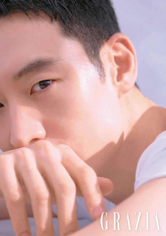 Actor Lee Je-hoon, who has been busy shooting the movie Hunt Time, recently revealed clear and transparent skin in the June issue of GraGorizia.This picture, which was moist and fresh as morning dew, was accompanied by the representative moisture cream Hydraskin Light Cream of the global cosmetics brand Dalpang.As moist moisture cream was added to Lee Je-hoons face, the concern will it blend well with short hair? flew as if washed away.Lee Je-hoons skin, which she had filmed until dawn, was shiny and flooded. I asked her about her beauty tip and said, Im nervous without water, so I habitually try to drink water often.And even if it is short, quality sleep is important. Sleep is really important for both body and mind to be healthy. After filming, the interview continued to tell a serious story about acting. The movie Hunt Time was the second film with director Yoon Sung-hyun who was in the movie Watcher.I think its going to be a tough side and a leader who leads children, so I think the toughness will be seen mainly, so I cut my hair short.He also said, I think I met with the director of my first independent film and starring film again, and then I think Im back to my beginnings.I wonder if I have any experience in turning around in my life, so I have a desire to do better. In the meantime, cant we meet in an entertainment show? I also heal while watching entertainment, and imagine myself in it, and if I have a chance, I want to.If I am independent, I think it will be fun to live alone, and I want to tour with me as a designer rather than a guest on the Salty Tour.I am confident that I will satisfy all the tourism, restaurants, and artifacts.  Finally, I was curious about Lee Je-hoons bucket list this year.He said, I want to travel somewhere, and I have been with my nephew for about 10 months, and when I see him, he cries. My goal is to make him laugh when he gets close to his nephew.I finished the interview in a cheerful atmosphere.A pictorial and serious interview with Lee Je-hoons transparent charm can be found in the June issue of Gorizia (Transfer No. 103) and through the official Instagram, published on Tuesday.