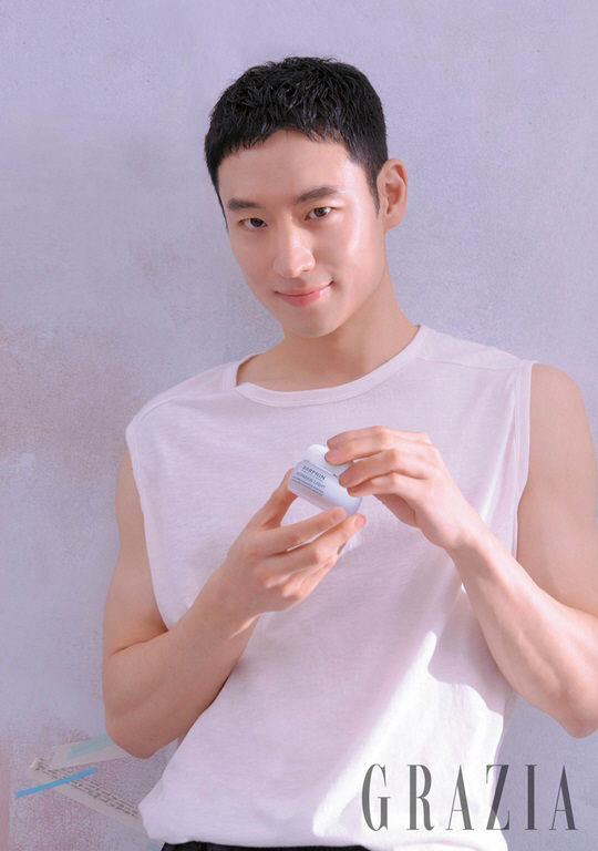 Actor Lee Je-hoon, who has been busy shooting the movie Hunt Time, recently revealed clear and transparent skin in the June issue of GraGorizia.This picture, which was moist and fresh as morning dew, was accompanied by the representative moisture cream Hydraskin Light Cream of the global cosmetics brand Dalpang.As moist moisture cream was added to Lee Je-hoons face, the concern will it blend well with short hair? flew as if washed away.Lee Je-hoons skin, which she had filmed until dawn, was shiny and flooded. I asked her about her beauty tip and said, Im nervous without water, so I habitually try to drink water often.And even if it is short, quality sleep is important. Sleep is really important for both body and mind to be healthy. After filming, the interview continued to tell a serious story about acting. The movie Hunt Time was the second film with director Yoon Sung-hyun who was in the movie Watcher.I think its going to be a tough side and a leader who leads children, so I think the toughness will be seen mainly, so I cut my hair short.He also said, I think I met with the director of my first independent film and starring film again, and then I think Im back to my beginnings.I wonder if I have any experience in turning around in my life, so I have a desire to do better. In the meantime, cant we meet in an entertainment show? I also heal while watching entertainment, and imagine myself in it, and if I have a chance, I want to.If I am independent, I think it will be fun to live alone, and I want to tour with me as a designer rather than a guest on the Salty Tour.I am confident that I will satisfy all the tourism, restaurants, and artifacts.  Finally, I was curious about Lee Je-hoons bucket list this year.He said, I want to travel somewhere, and I have been with my nephew for about 10 months, and when I see him, he cries. My goal is to make him laugh when he gets close to his nephew.I finished the interview in a cheerful atmosphere.A pictorial and serious interview with Lee Je-hoons transparent charm can be found in the June issue of Gorizia (Transfer No. 103) and through the official Instagram, published on Tuesday.