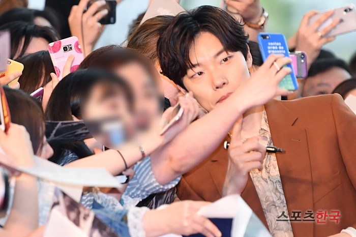 Actor Ryu Jun-yeol attends the film Believer (director Lee Hae-young) red carpet event at Time Square in Yeongdeungpo-gu, Seoul on the afternoon of the 21st.The film Believer is a story about the story of Detective One, who is working with Lees member, Ryu Jun-yeol, to catch Lee, the unidentified boss of Koreas largest drug organization.Cho Jin-woong Ryu Jun-yeol Kim Sung-ryong Park Hae-jun Jin Seo-yeon Kang Seung-hyun Cha Seung-One Kim Joo-hyuk will appear.