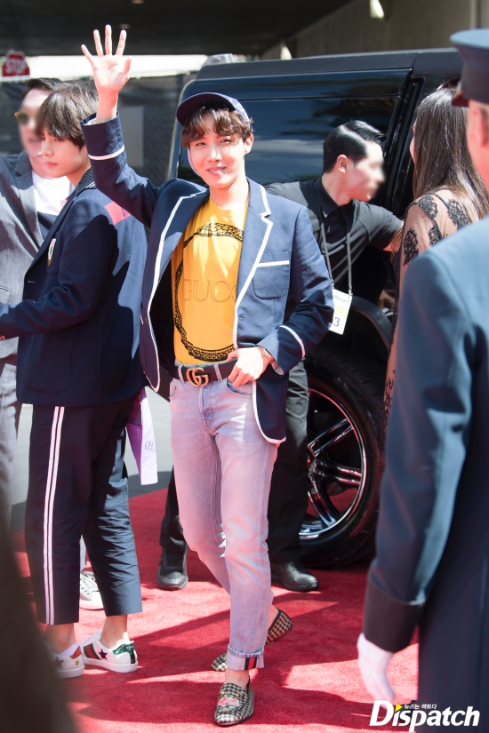 <p>Dark & ​​amp; Wild Jay Hop played an active part in Billboards Happy Jump - Endless Arcade.</p><p>Dark & ​​Wild (BTS) stepped on the Billboards Award Red Carpet held at MGM Grand Garden Arena in Las Vegas, the United States at 5 pm (local time) on the 20th.</p><p>Dark & ​​amp; Wild revealed a dunny casual on this day. Billboards descended to the provided ritual car and put Red Carpet. The local news gathering team showed a hot interview competition.</p><p>The reaction of the world Ami was also explosive. I shouted BTS and sent a hot cheer. Dark & ​​amp; Wild responded to fans with affordable fan service.</p><p>Meanwhile, Dark & ​​Wild releases the new song Fay Club for the first time with 2018 Billboards Music Award. Last years Top social artists category candidate was nominated.</p><p>Billboards Happy Jump - Endless Arcade</p><p>Time Line. House · In</p><p>Performance, expectation</p>
