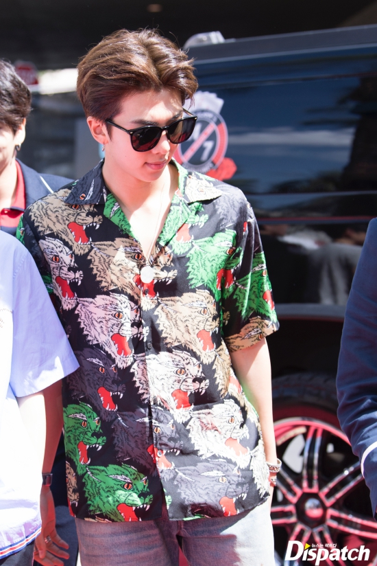 This feeling, the look-around...RM, the leaders swag. BTS RM flaunts extraordinary swag on BillboardsBTS (BTS) stepped on the Billboards Award Red Carpet at the MGM Grand Garden Arena in Las Vegas at 5 p.m. on Tuesday.BTS showed off its dandy casual on the day, walking Red Carpet down a protocol vehicle provided by Billboards, with local reporters competing for hot coverage.The reaction of the world Ammy was also explosive. BTS shouted and shouted hot. BTS responded to fans with a relaxed Fan service.Meanwhile, BTS will unveil its new song Fake Love at the 2018 Billboards Music Awards, and the top social artist category, which was awarded last year, was also nominated.far-feelingleaders swagatmosphere, over-the-wall