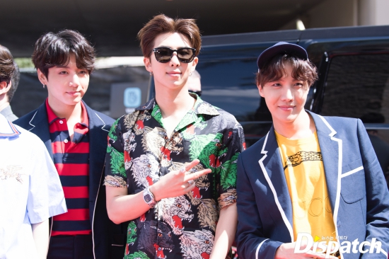 This feeling, the look-around...RM, the leaders swag. BTS RM flaunts extraordinary swag on BillboardsBTS (BTS) stepped on the Billboards Award Red Carpet at the MGM Grand Garden Arena in Las Vegas at 5 p.m. on Tuesday.BTS showed off its dandy casual on the day, walking Red Carpet down a protocol vehicle provided by Billboards, with local reporters competing for hot coverage.The reaction of the world Ammy was also explosive. BTS shouted and shouted hot. BTS responded to fans with a relaxed Fan service.Meanwhile, BTS will unveil its new song Fake Love at the 2018 Billboards Music Awards, and the top social artist category, which was awarded last year, was also nominated.far-feelingleaders swagatmosphere, over-the-wall